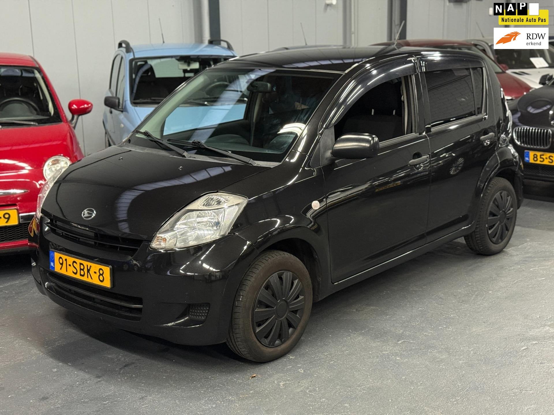Daihatsu Sirion 2 1.0-12V Slim Nieuwe APK NAP, Auto's, Daihatsu, Voorwielaandrijving, Gebruikt, Zwart, Bedrijf
