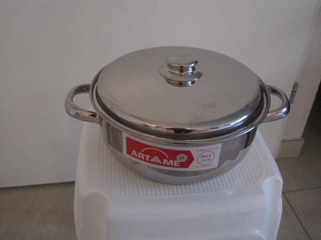 Nieuw:  grote pan met deksel/ H= 10 cm/ Merk: Artame, Ophalen, Nieuw, Rvs, Overige typen