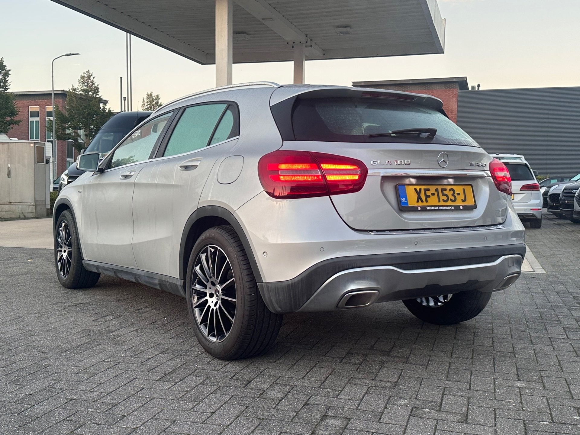Mercedes-Benz GLA-klasse 180 Business Solution AMG|Panoramad, Auto's, Automatische klimaatregeling, Gebruikt, 4 cilinders, 715 kg