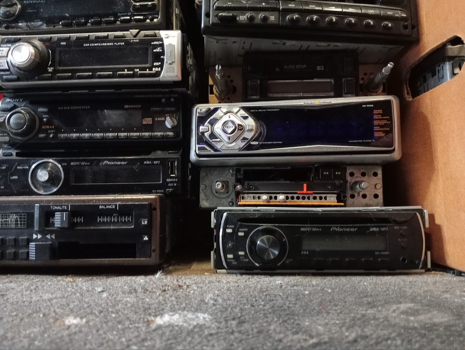 Partij Autoradio's 100 plus Radio's, Ophalen