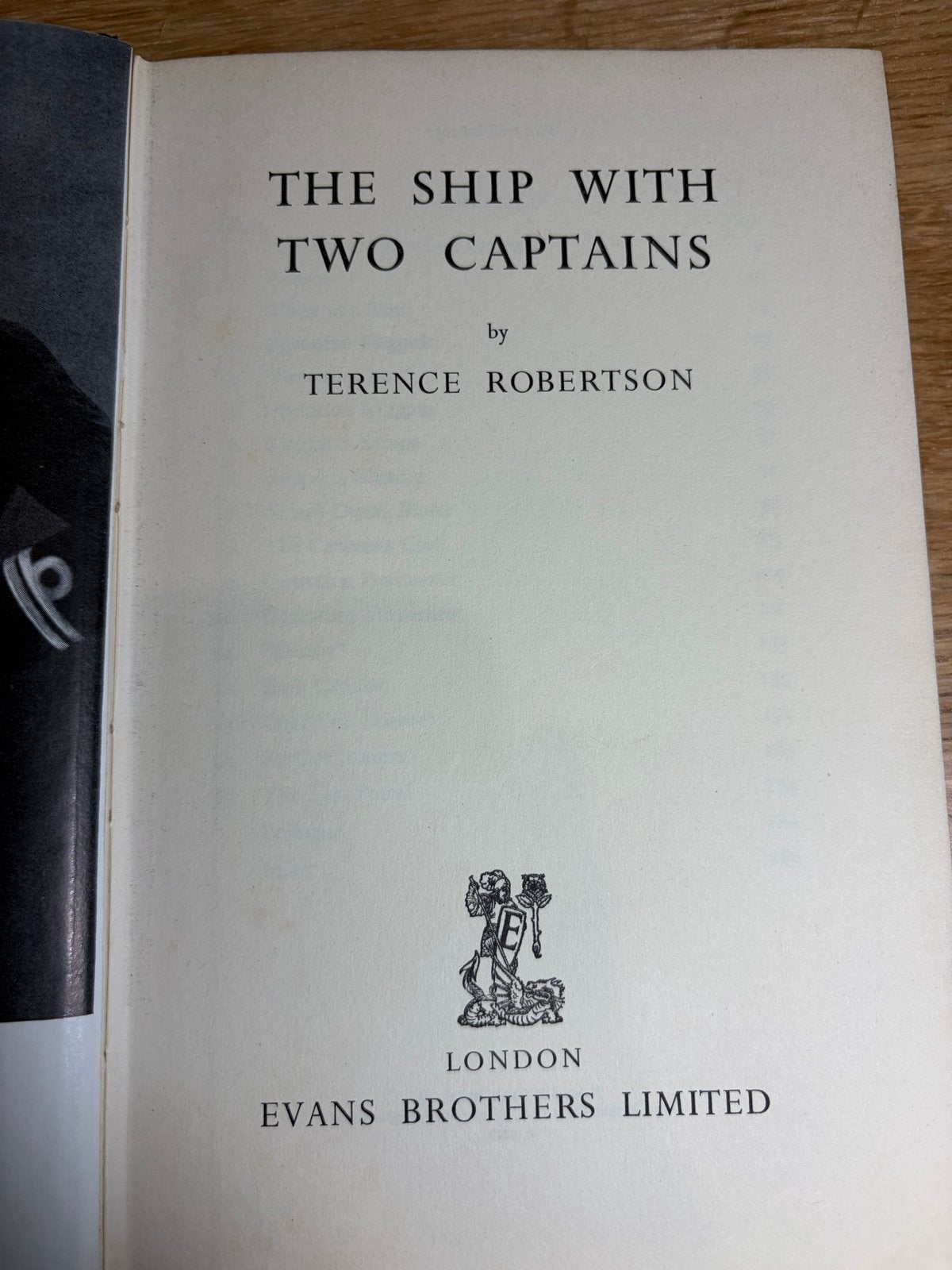 The Ship With Two Captains - Terence Robertson, Ophalen of Verzenden, Tweede Wereldoorlog, Gelezen, Marine