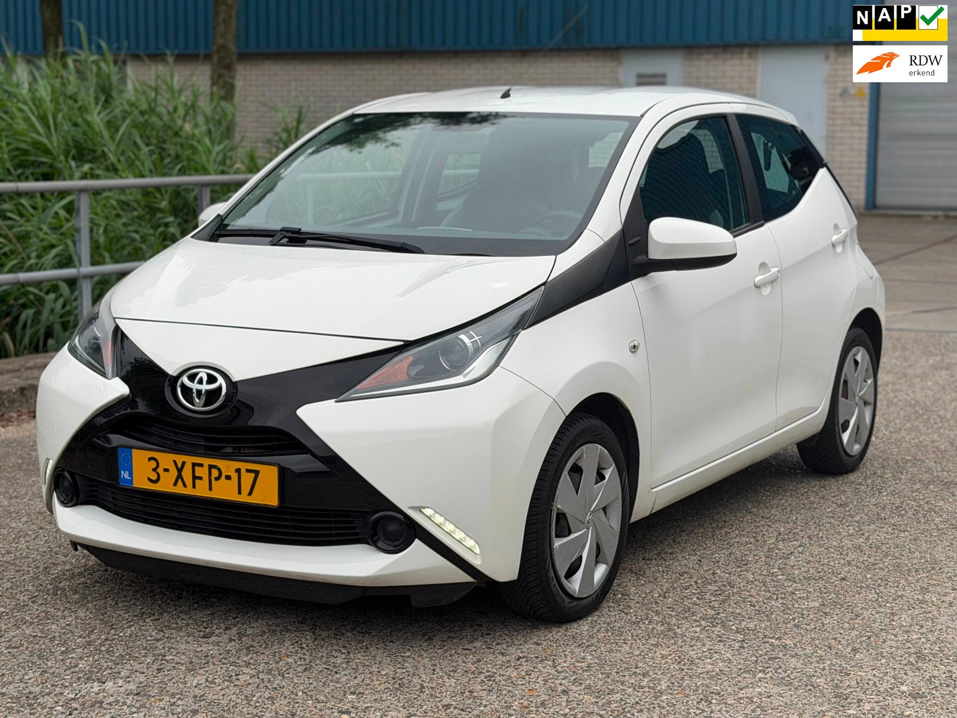 Toyota Aygo 1.0 VVT-i x-play Grootscherm Airco! Camera NAP!, Voorwielaandrijving, Euro 5, Gebruikt, 4 stoelen