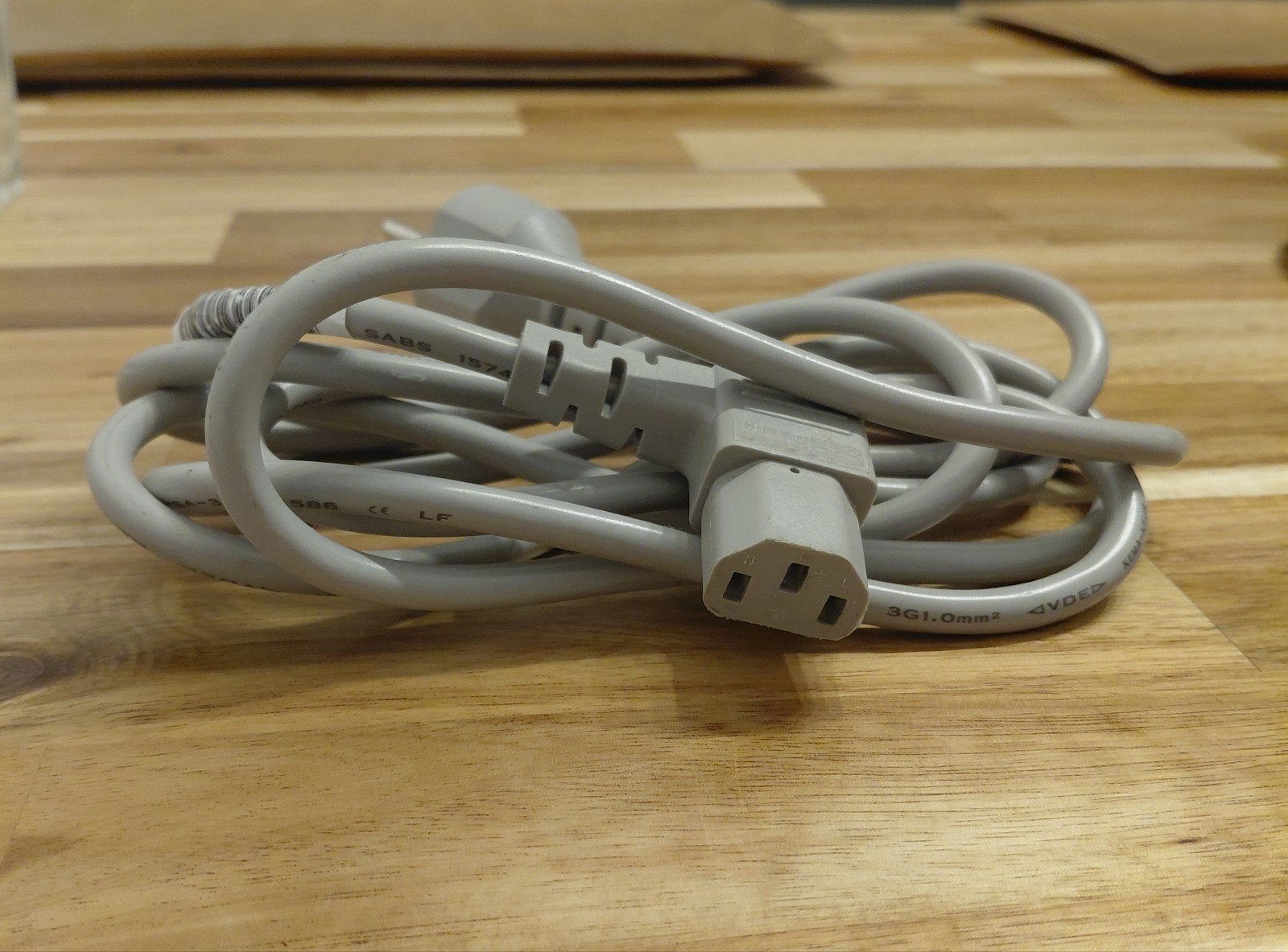Nieuwe Grijze IEC C13 Voedingskabel - 2 meter (3G1.0mm²), Ophalen of Verzenden