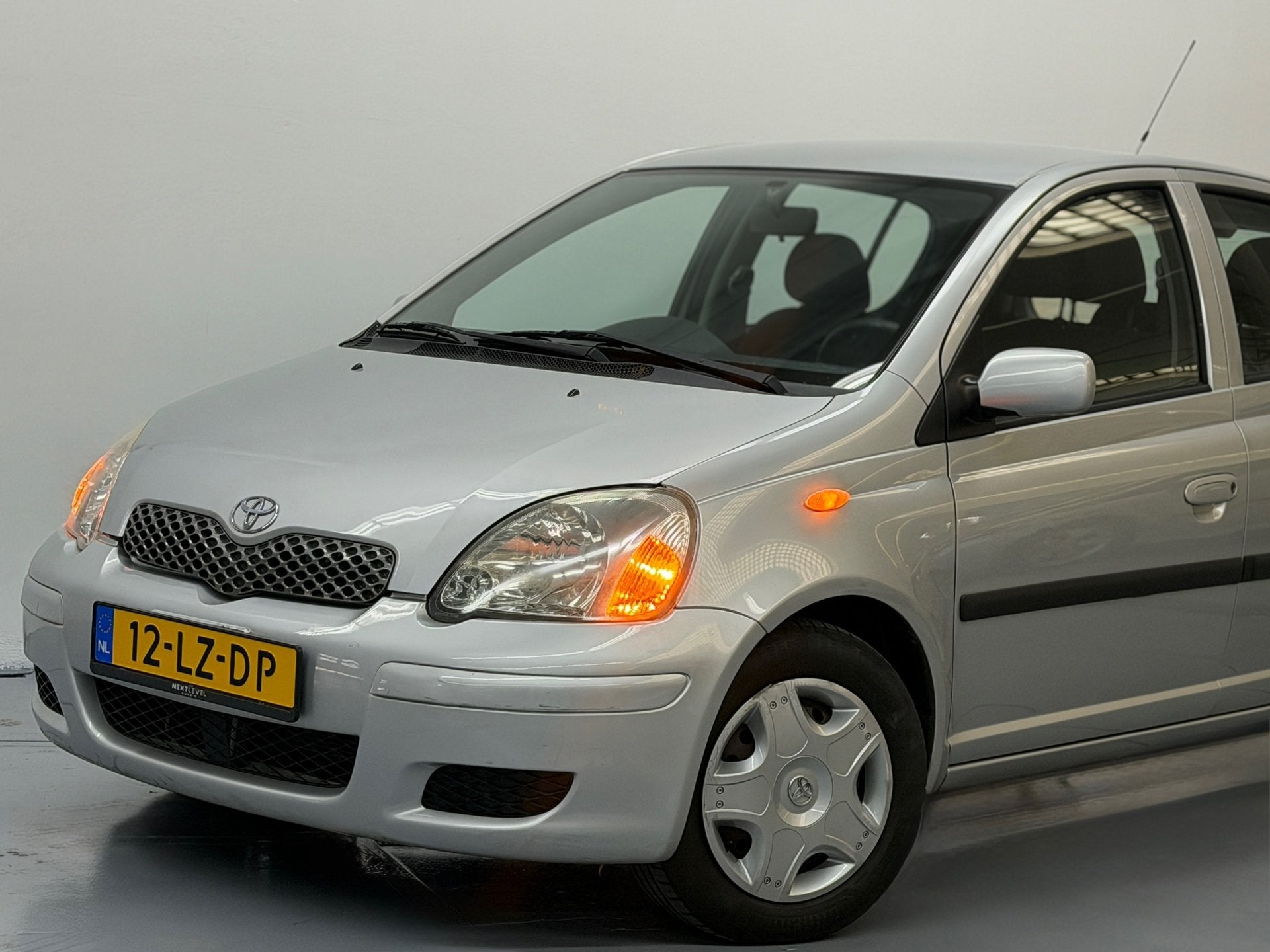 Toyota Yaris 1.3 VVT-i Sol AUTOMAAT Airco NAP APK, Stof, Gebruikt, 4 cilinders, 400 kg