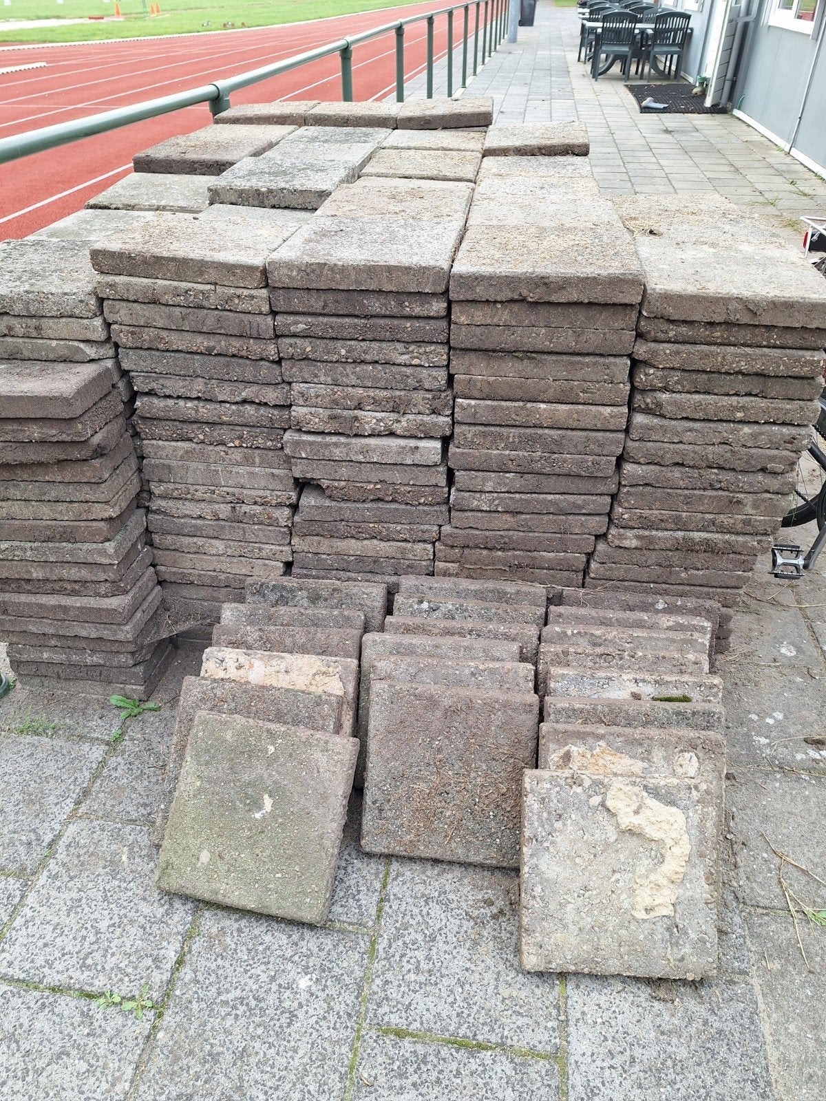 gratis +/- 550 stoeptegels 30 x 30, Ophalen, Gebruikt, Beton, Terrastegels