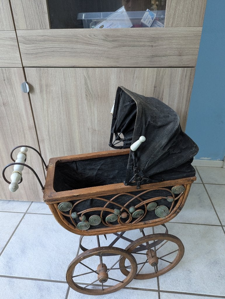 Antieke poppenwagen in Victoriaanse/Gothic stijl, Antiek en Kunst, Ophalen
