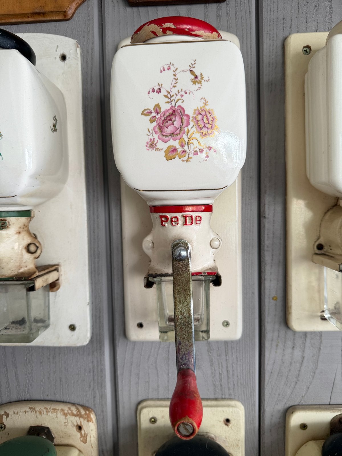 Antieke PeDe wandkoffiemolen met bloemmotief, Ophalen of Verzenden