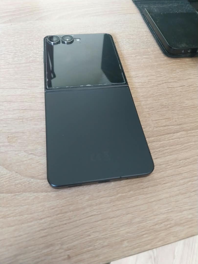 Samsung z7 flip 4 maanden oud te koop niet mijn ding .