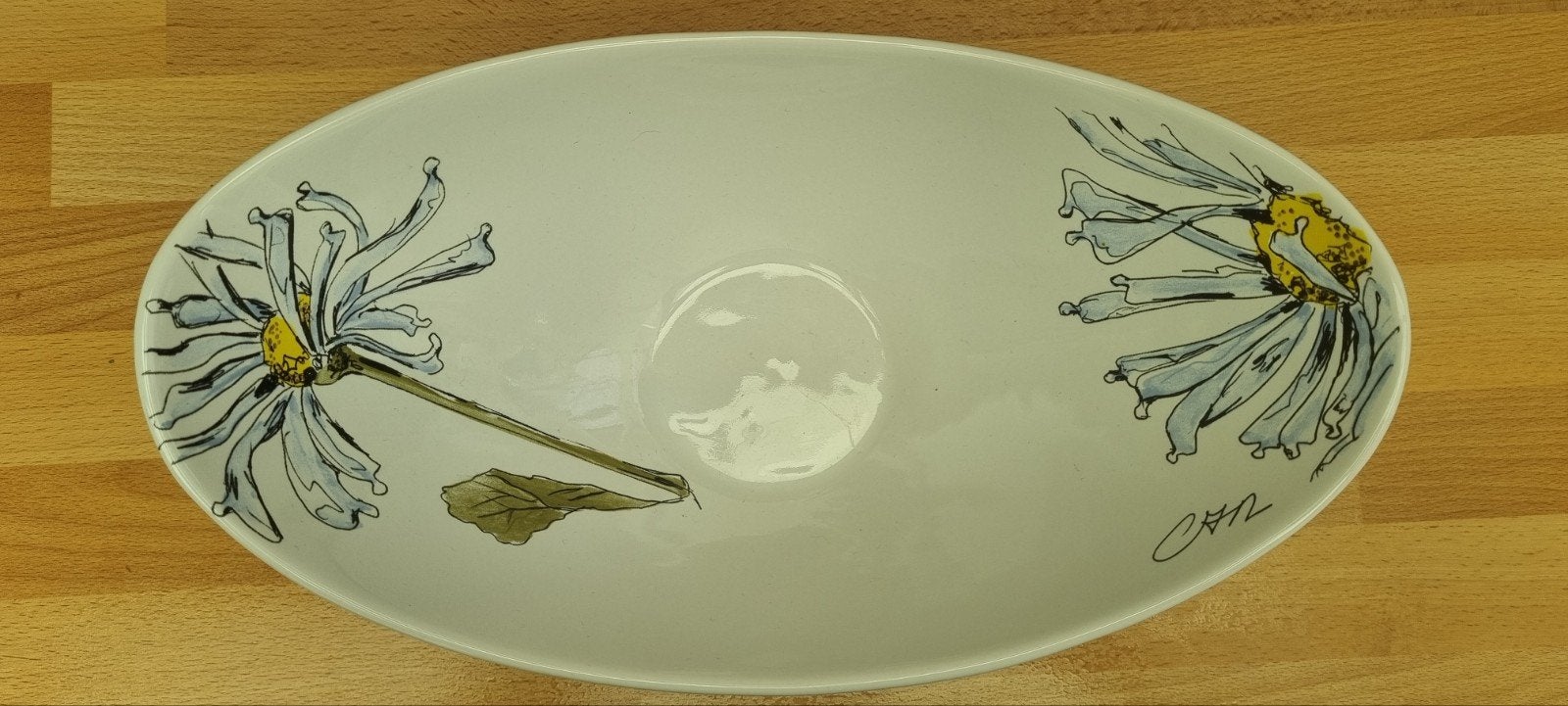 Ovale schaal met madeliefjes decoratie - circa 33x19 cm, Gebruikt, Handbeschilderd, Porselein of Keramiek, Schaal