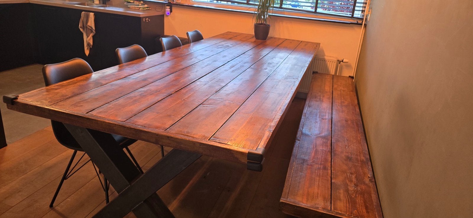 Grote eettafel met bank van gelakt steigerhout en X-poten, Gebruikt, 200 cm of meer, Vijf personen of meer, Rechthoekig