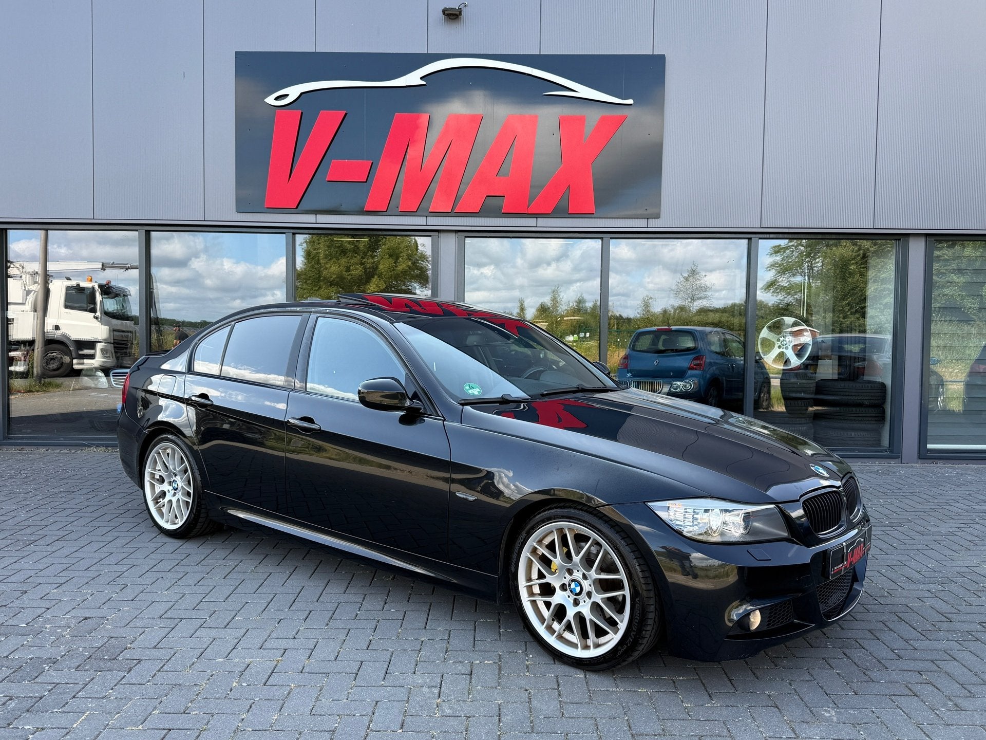 BMW 320i LCI M-Sport Xenon Schuifdak Navi Stoelvw Cruise PDC, Zwart, 4 cilinders, Alcantara, Zwart