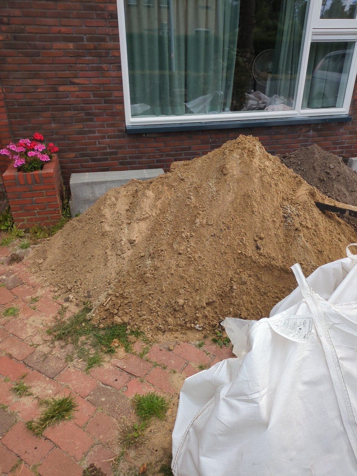 Ongeveer 2 kuub zand voor fundering, met steentjes, Ophalen, Ophoogzand