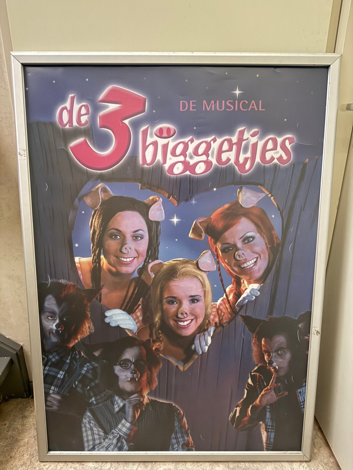 K3 de 3 Biggetjes Musical poster, Ophalen, Zo goed als nieuw, Deurposter of groter, Film en Tv