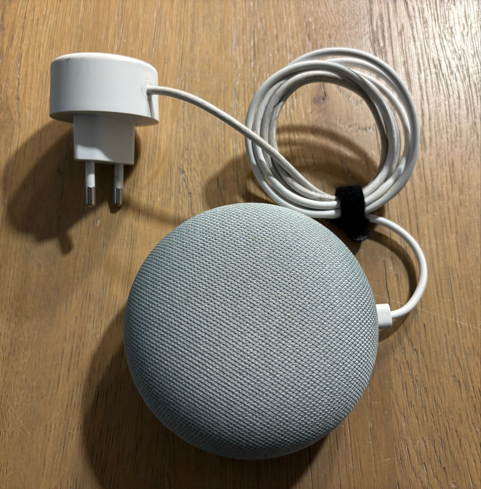 Foto 2 van Google Nest Mini (2e generatie) met adapter