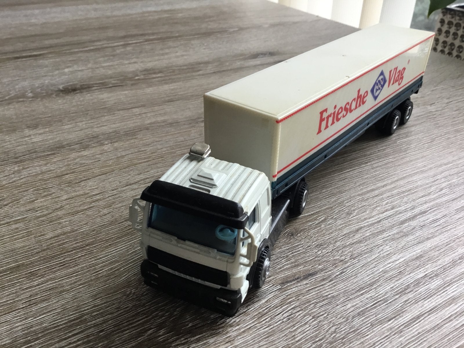 Vrachtwagen Model Mercedes met oplegger 1/43, Ophalen of Verzenden, Zo goed als nieuw