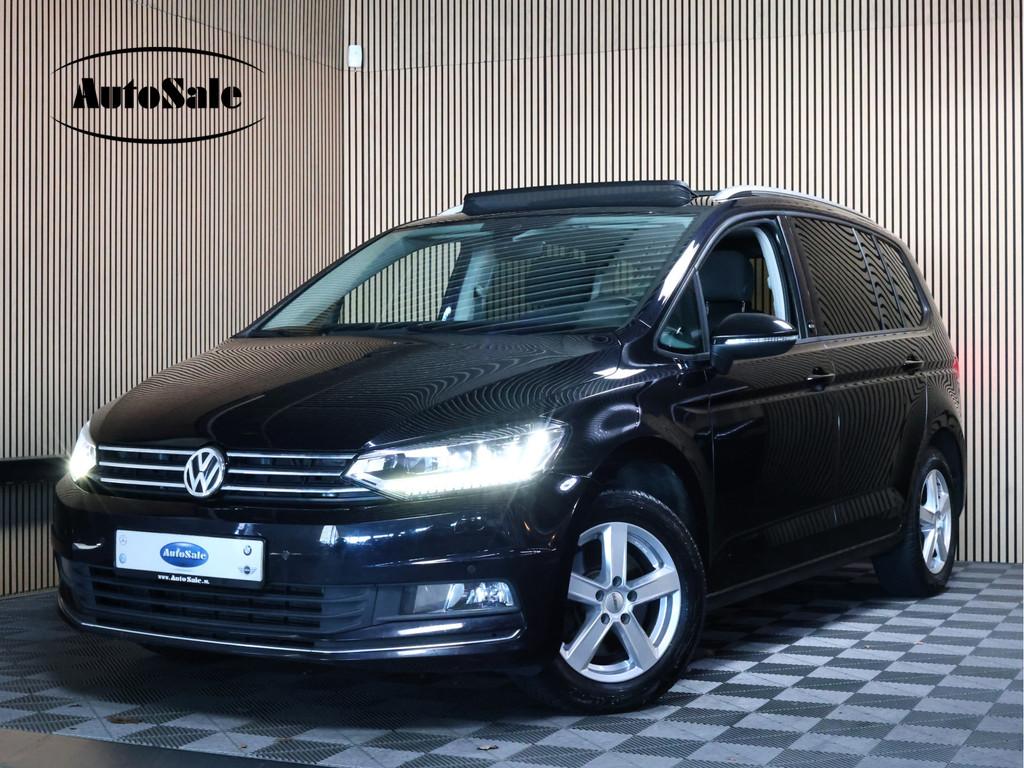 Volkswagen Touran 1.5 TSI Highline Automaat Panodak Navigati, Auto's, Zwart, 4 cilinders, 150 pk, Automatische klimaatregeling