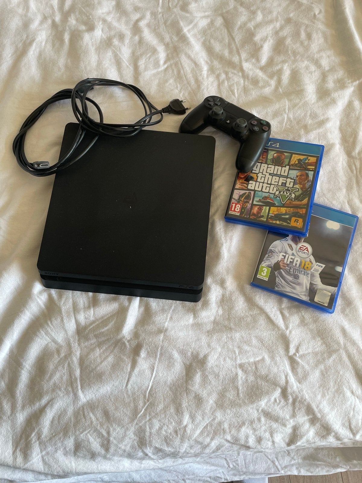 PlayStation 4 Slim met controller en 2 games