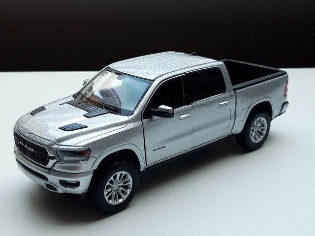 modelauto dodge ram laramie pickup crew cab – zilv 1:27, Hobby en Vrije tijd, Nieuw, Ophalen of Verzenden, Motormax, Motormax