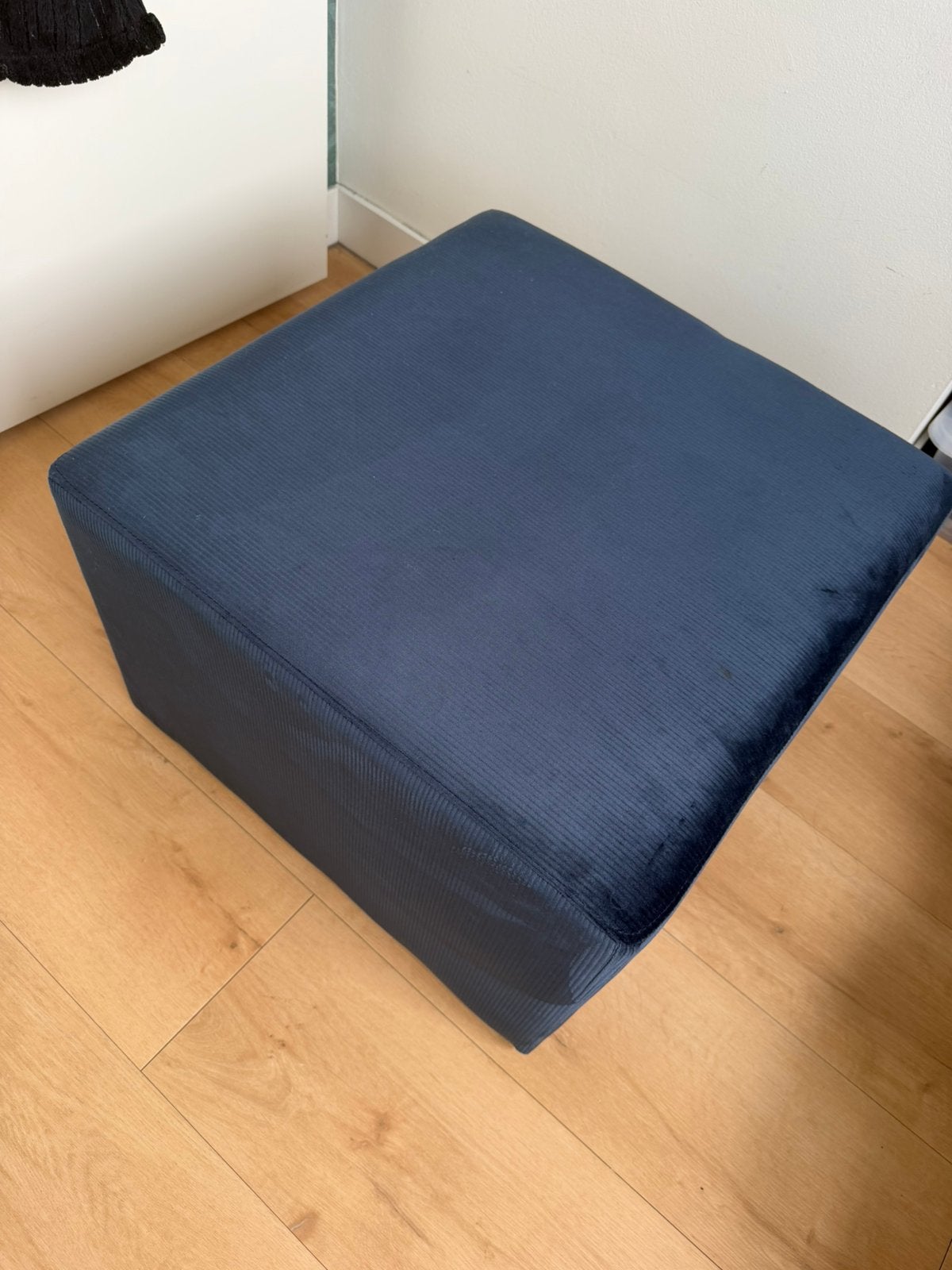 Donkerblauwe poef, Ophalen, Zo goed als nieuw, Vierkant, 50 tot 75 cm