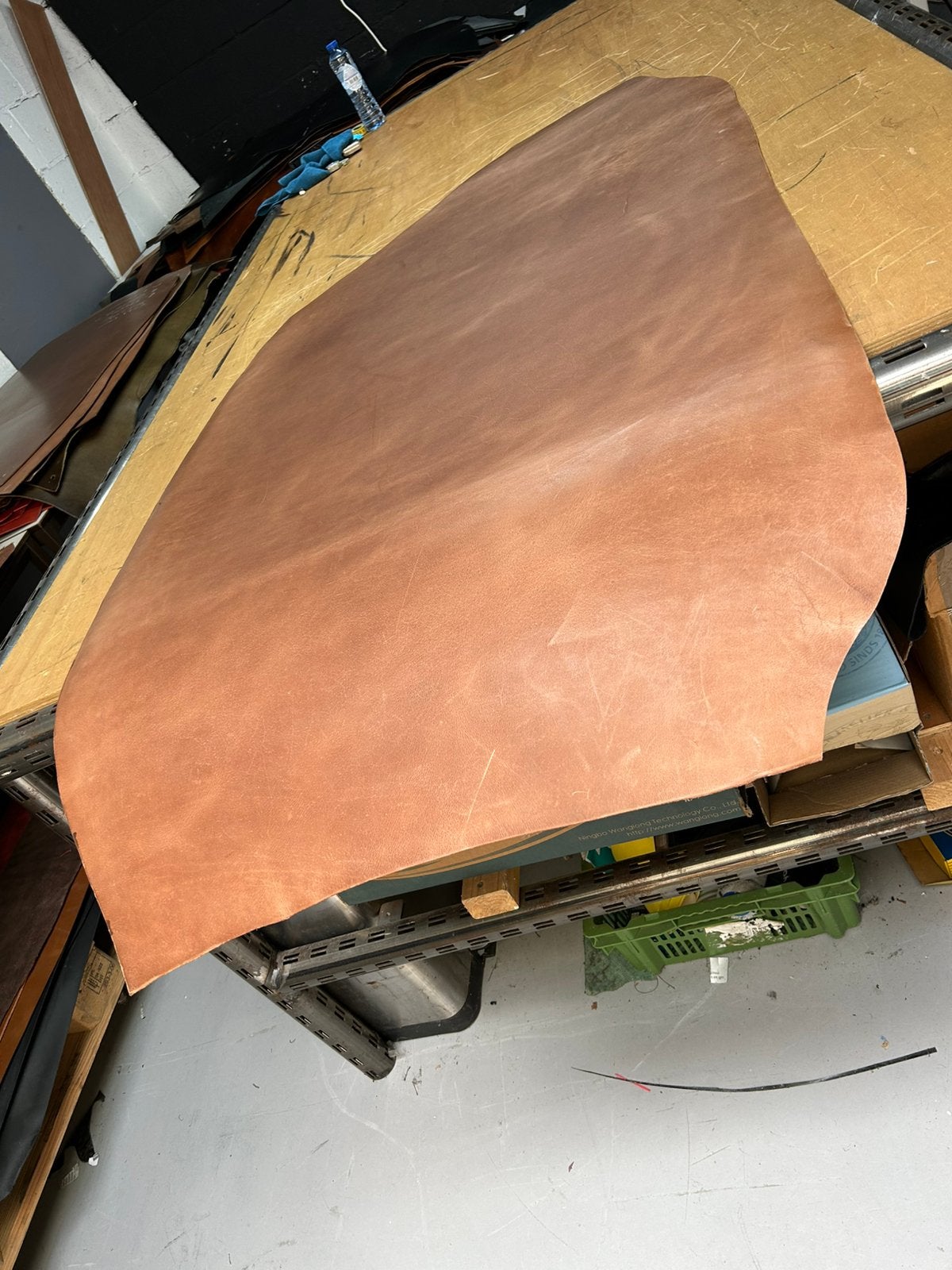 Lichtbruin patina tuigleer 3-3,5 mm dikte half soepel nr 3, Leer of Kunstleer, Ophalen of Verzenden, Zo goed als nieuw, 30 tot 120 cm