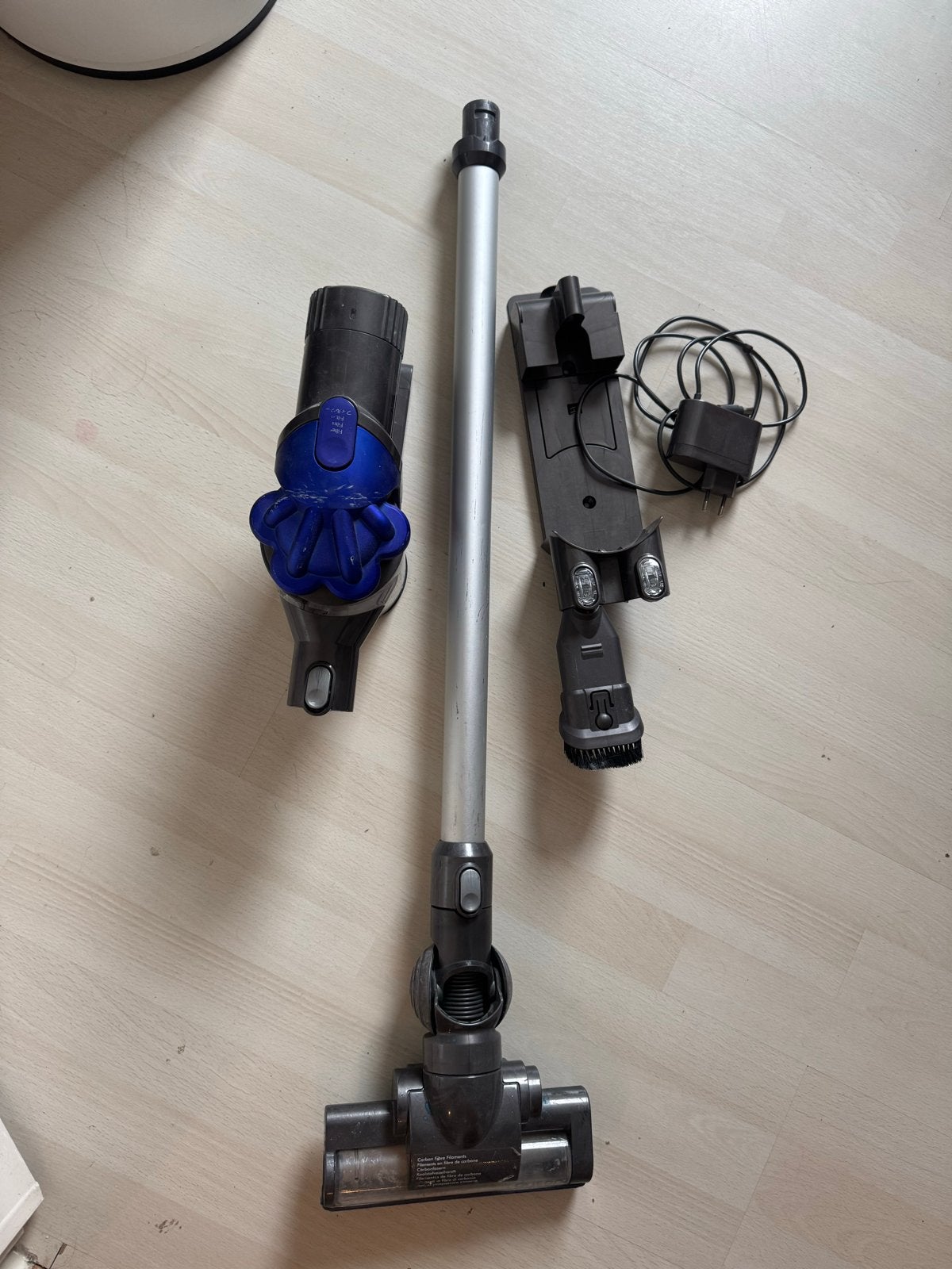 Foto 2 van Dyson V6 Steelstofzuiger - Gebruikt maar functioneel