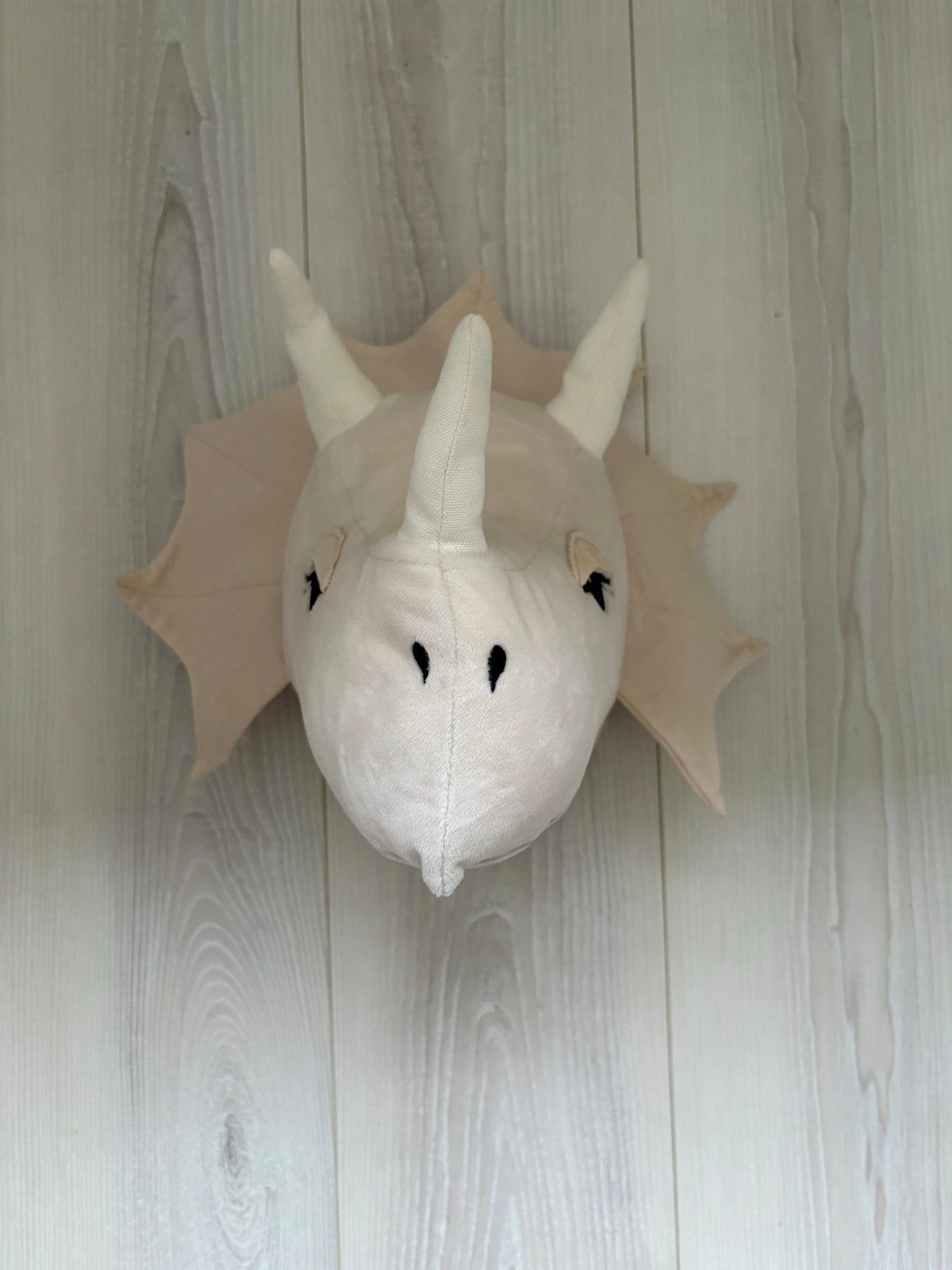 Triceratops Dierenkop Muurdecoratie - Zacht en Speels, Beige, Overige merken, Ophalen of Verzenden, Zo goed als nieuw