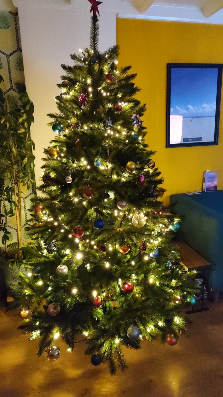 Kunstkerstboom Forest Frosted Pine 215 cm - incl versiering, Ophalen, Zo goed als nieuw