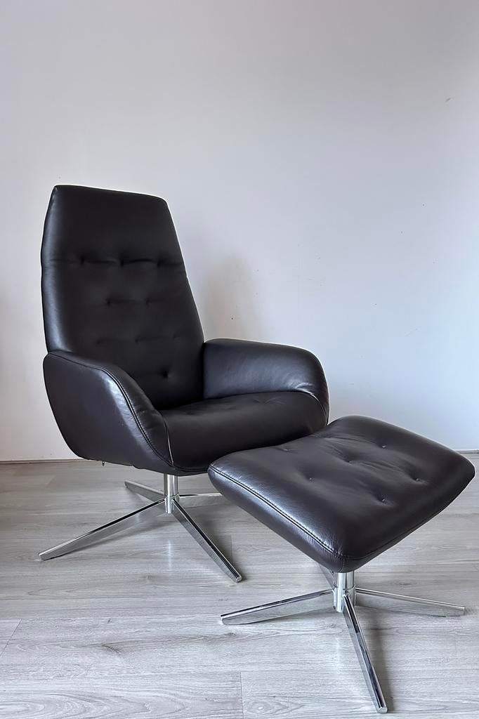 Montel design fauteuil met hocker, Ophalen, Zo goed als nieuw, Leer, 50 tot 75 cm