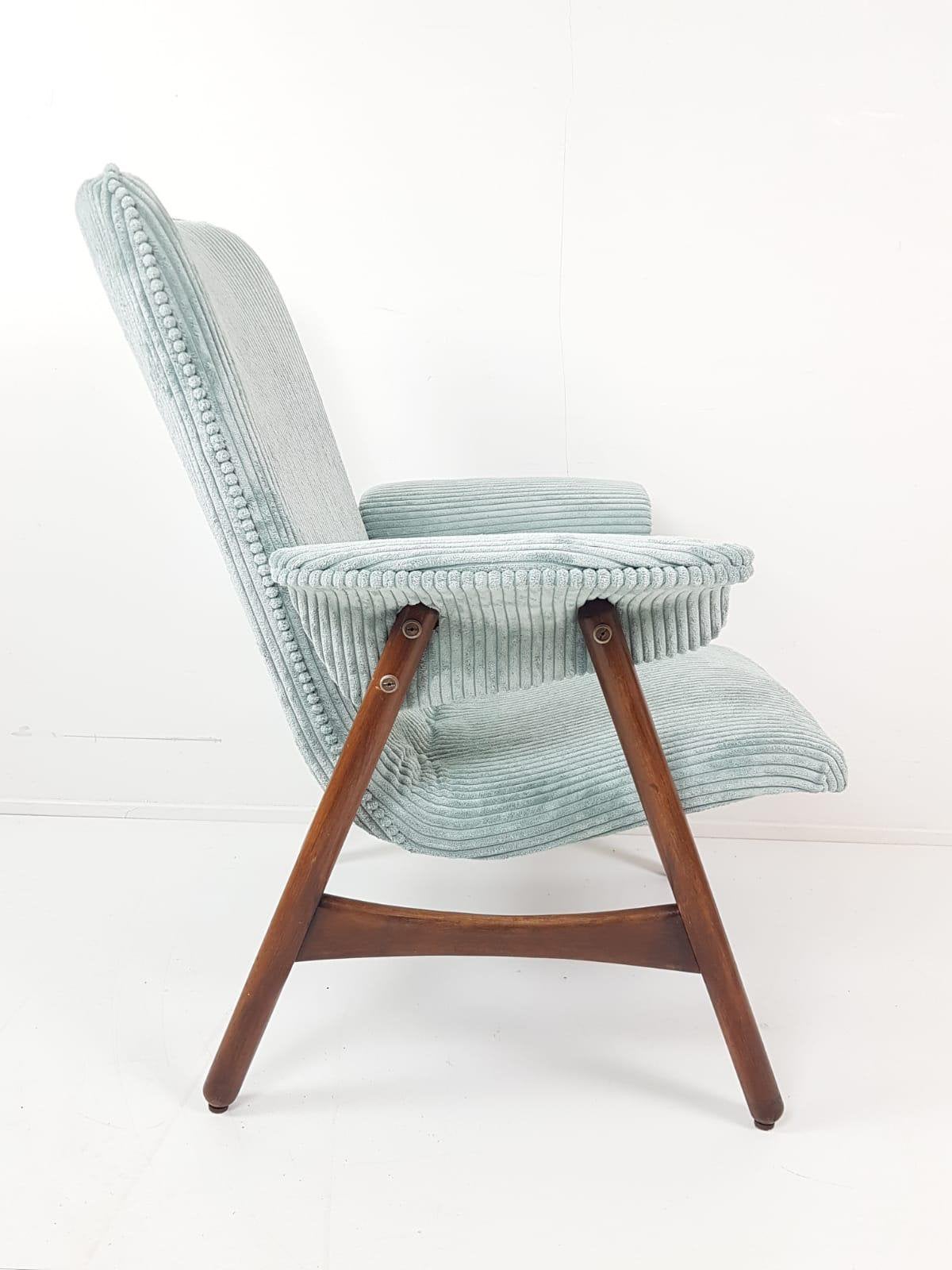 Vintage blauwe fauteuil teakhout lichtblauwe ribstof nieuw, Modern vintage, Hout, ., 75 tot 100 cm