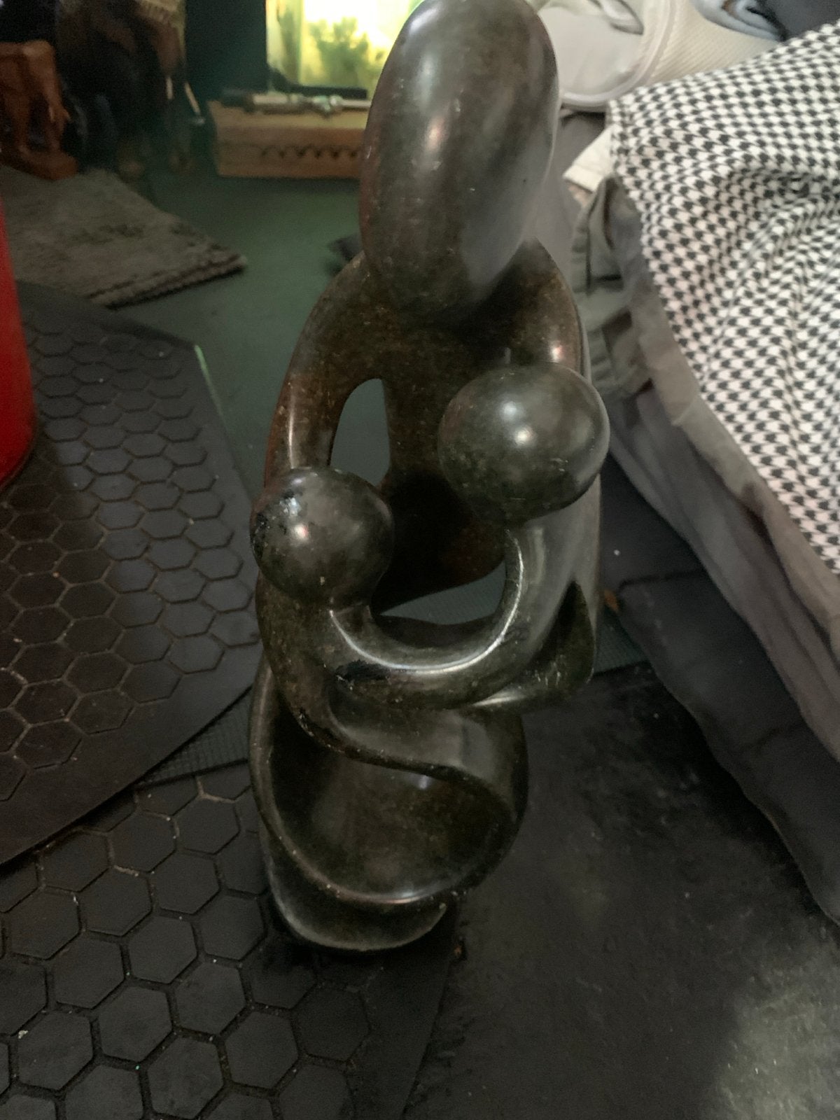 Abstracte sculptuur van steen: Moeder en kind 40cm zimbabwe, Groep mensen, Ophalen of Verzenden, Handgemaakt, Steen of Keramiek