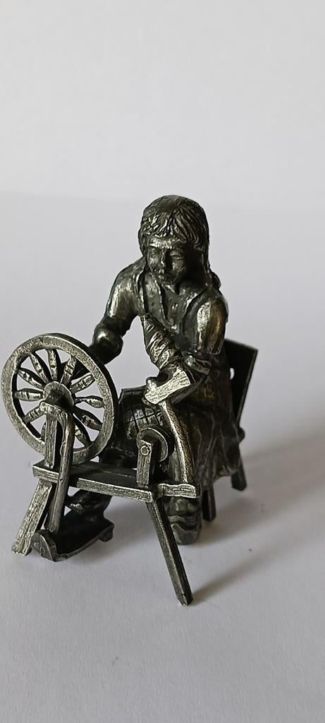 Tinnen beeldje van een vrouw achter een spinnewiel., Antiek en Kunst, Antiek | Tin, Ophalen of Verzenden
