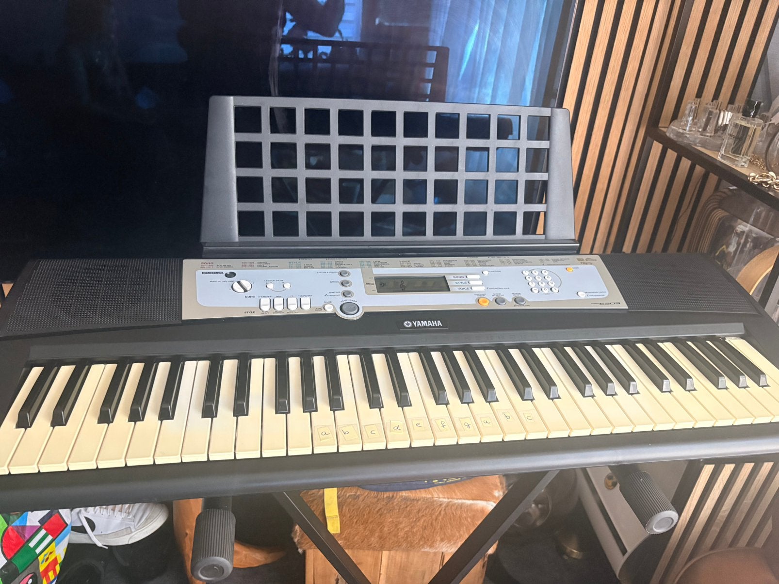 Yamaha PSR-E203 inclusief Quik Lok standard, Ophalen of Verzenden, Zo goed als nieuw, 61 toetsen, Yamaha