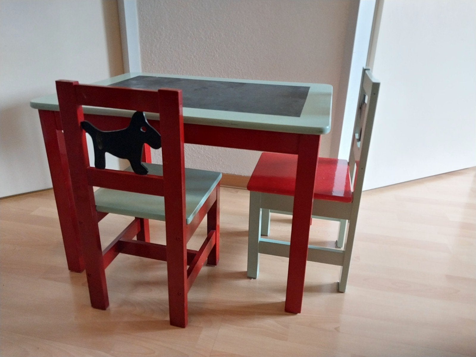 Leuke kinderzitgroep: tafel met krijtbord en 2 stoeltjes, Ophalen, Gebruikt, Tafel(s) en Stoel(en)