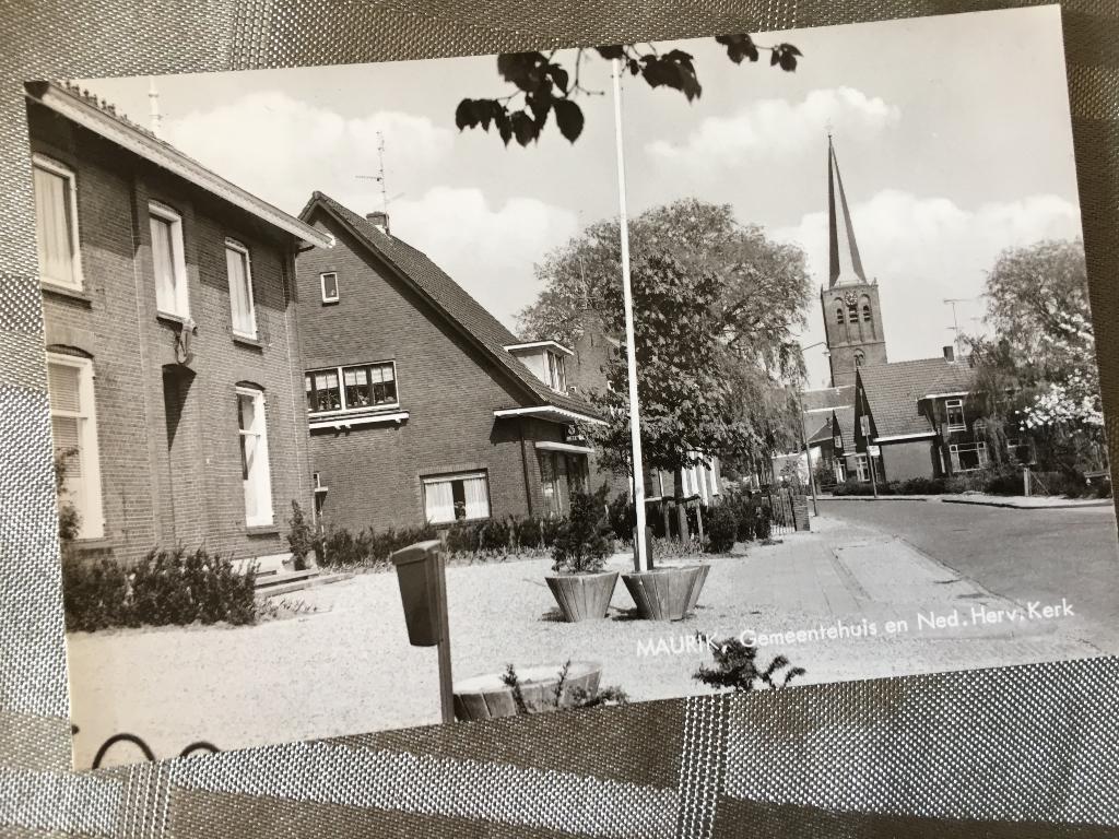 Ansichtkaart Maurik, Gemeentehuis en N.H. Kerk, Verzamelen, Ophalen of Verzenden, 1960 tot 1980, Ongelopen, Gelderland