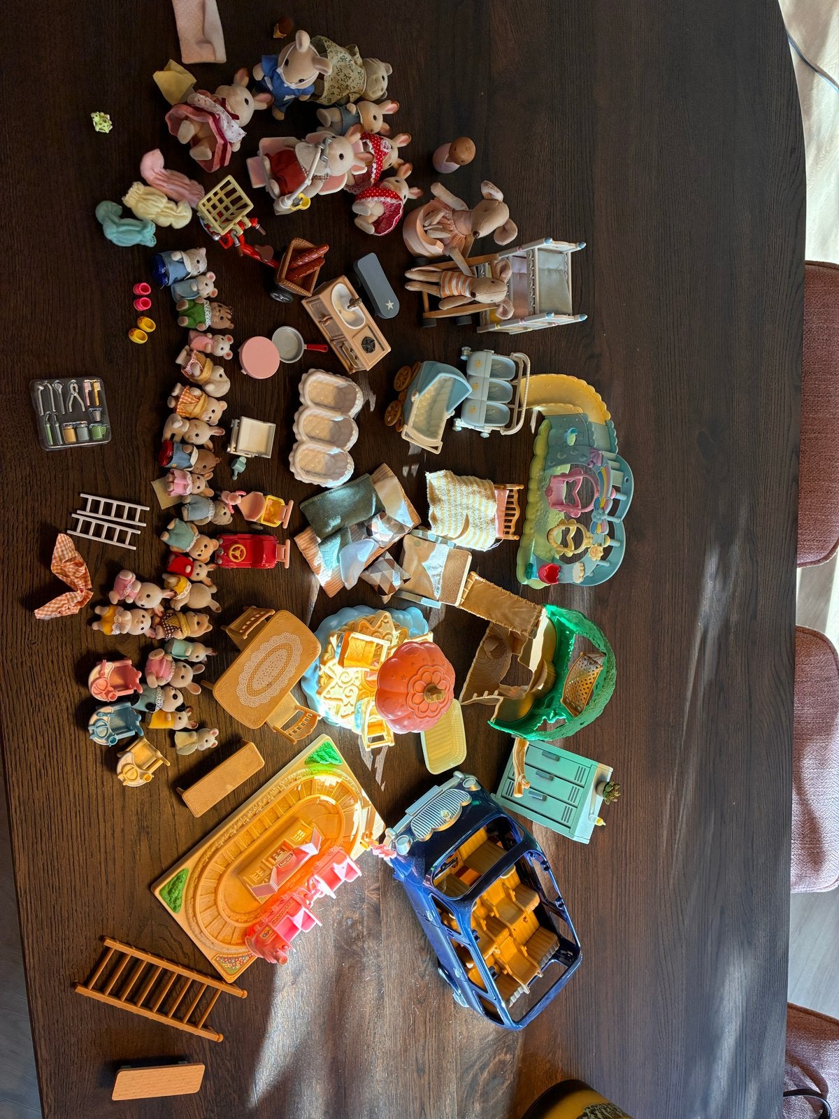 Sylvanian Families: Grote set met auto, treinbaan en meer!, Ophalen of Verzenden, Gebruikt, Jongen of Meisje