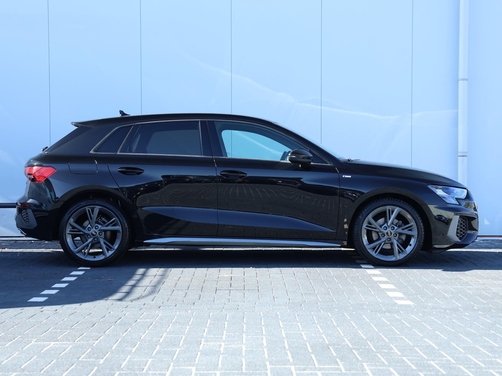 Audi A3 Sportback 30 TFSI S edition | Verwarmbare voorstoele, Auto's, Gebruikt, Leder en Stof, Zwart, Bedrijf