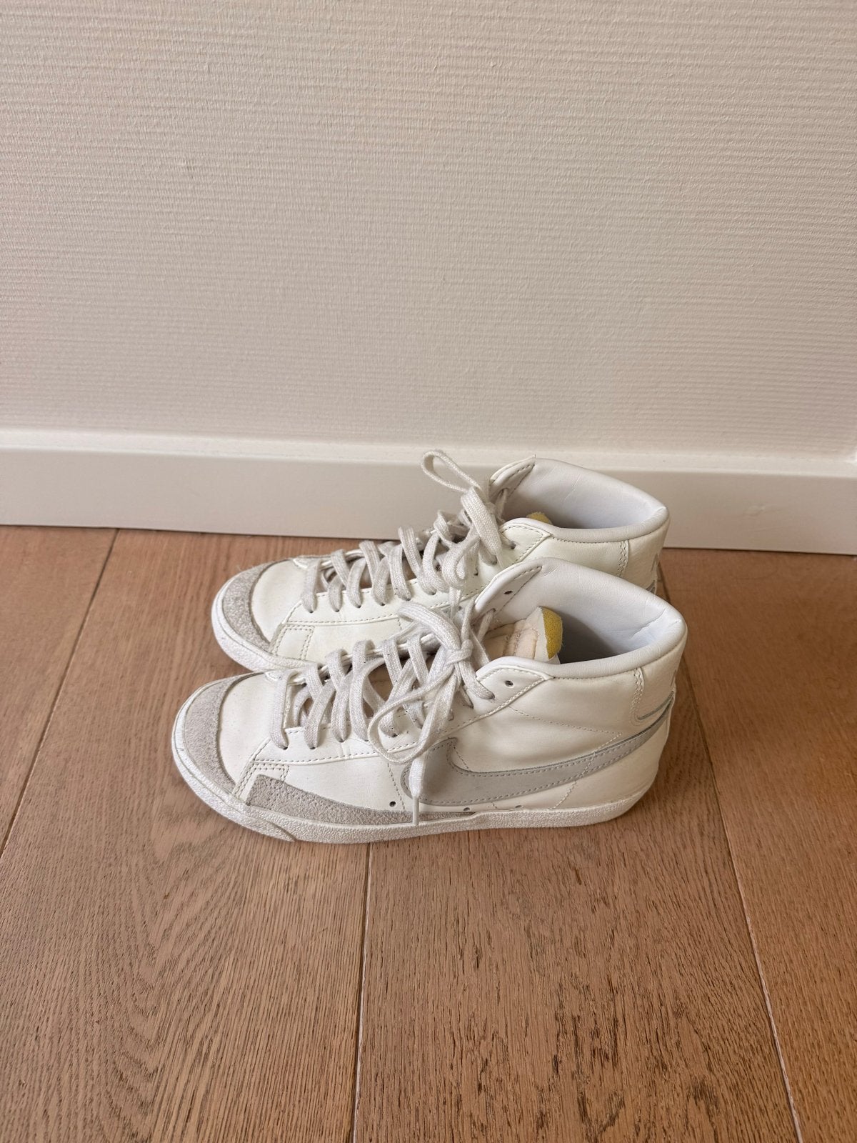 Nike Blazer Mid '77 - Wit en Grijs - Maat 38,5, Wit, Nieuw, Ophalen of Verzenden, Sneakers of Gympen