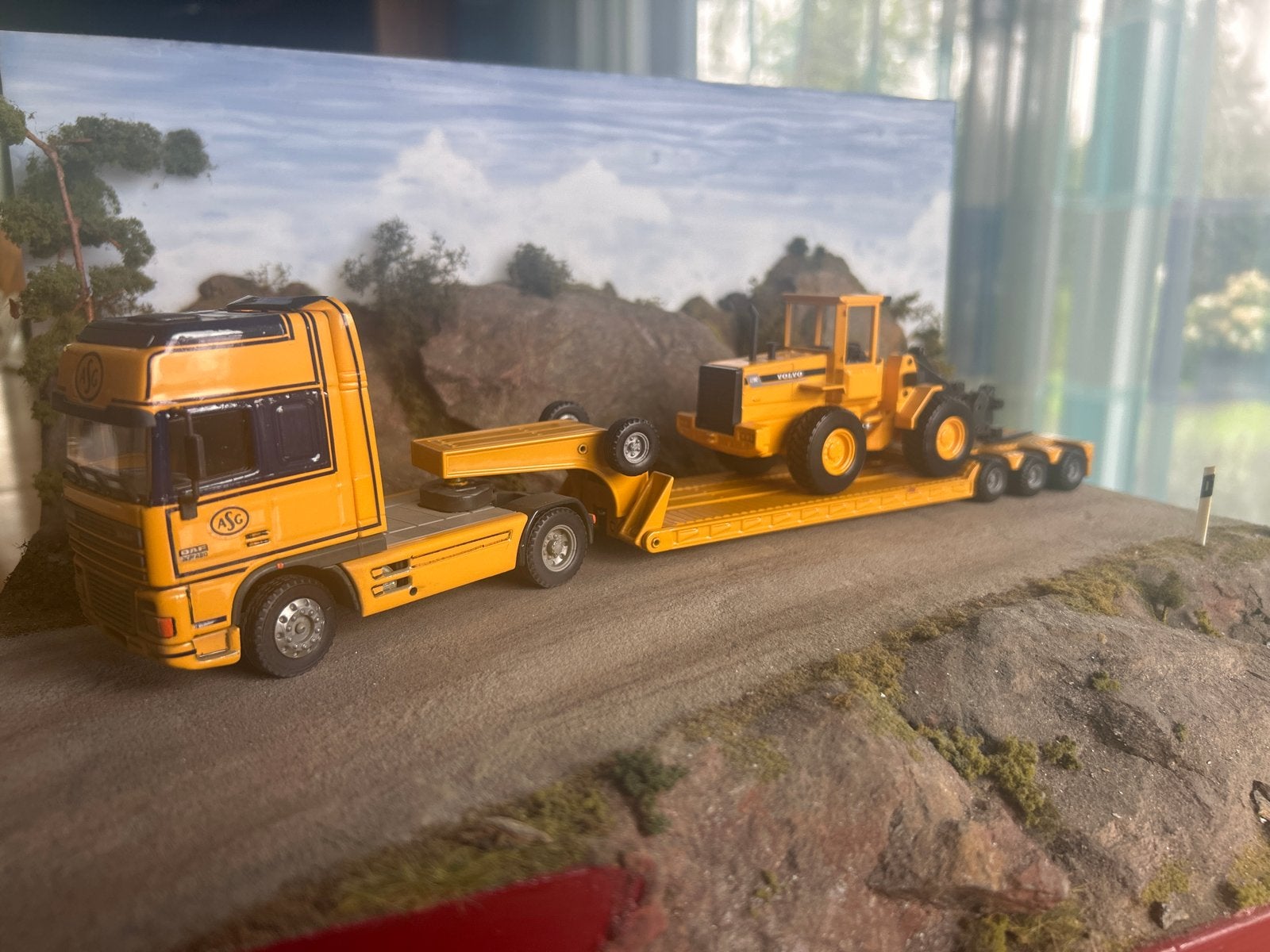ASG DAF 95XF Truck met Volvo Wiellader op dieplader, 1:32 tot 1:50, Zo goed als nieuw, Truck, Ophalen
