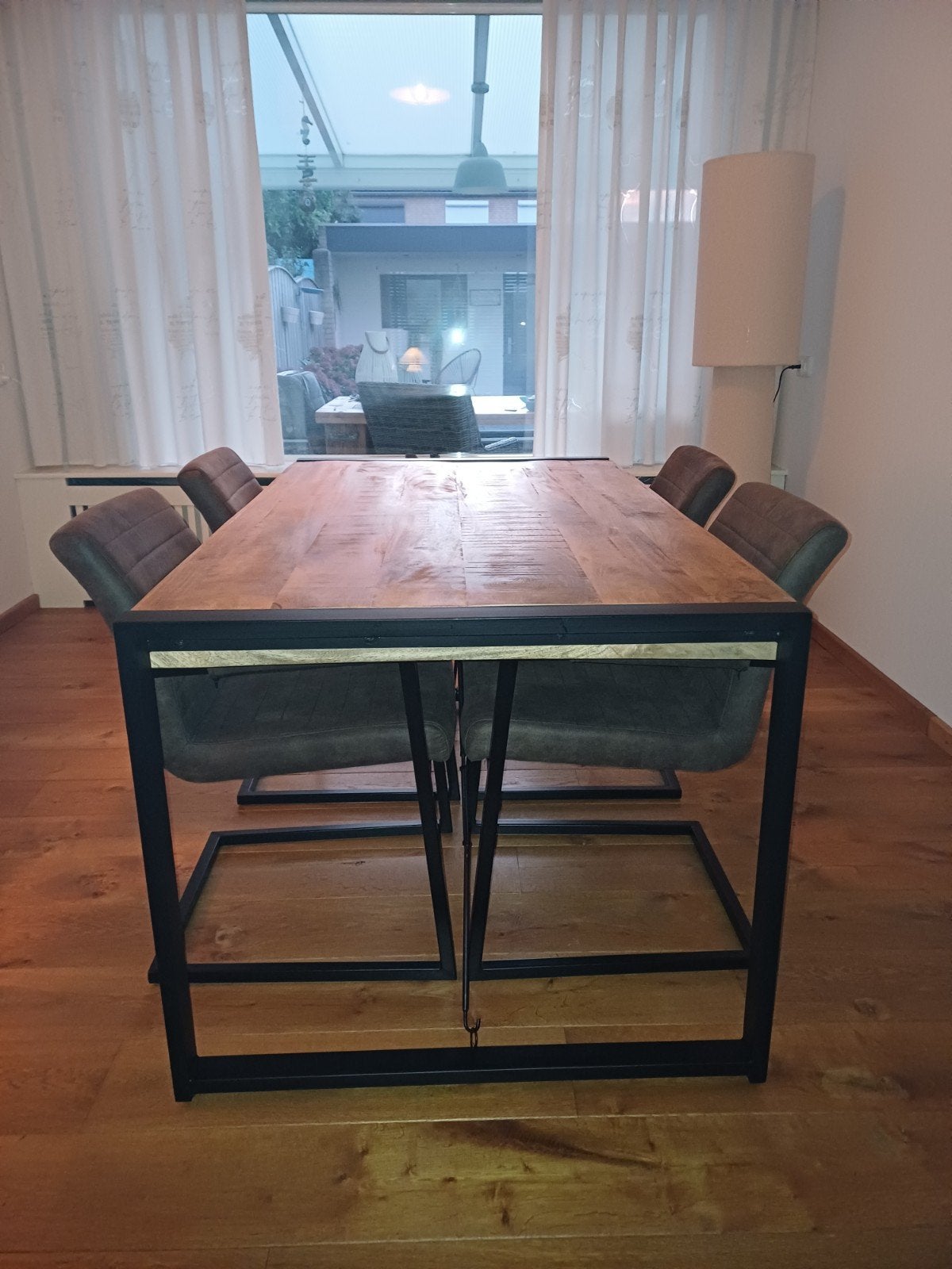 Industriële eetkamertafel met 4 stoelen., Huis en Inrichting, Ophalen, Zo goed als nieuw, Industriël, 4 tot 6 stoelen