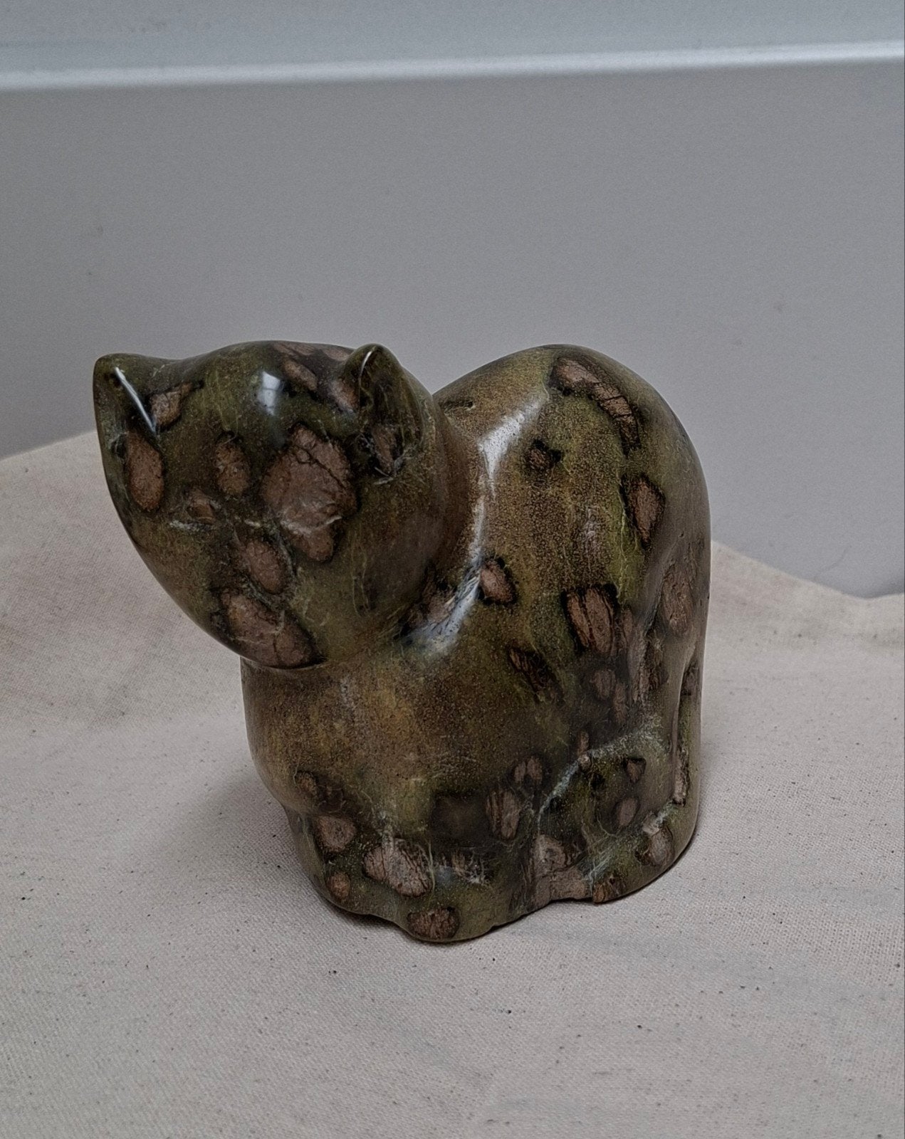 Decoratief beeldje van een poes - groen/bruin gevlekt, Verzamelen, Ophalen of Verzenden, Gebruikt, Dier