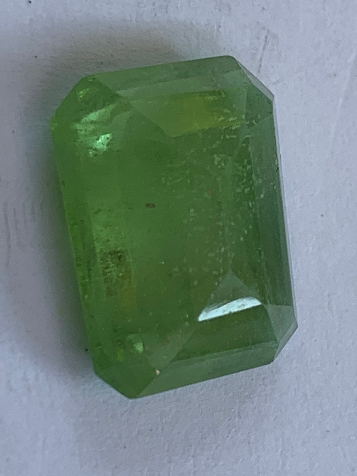 Zeer grote peridot olivijn 13,75 crt met certificaat, Ophalen of Verzenden, Zo goed als nieuw