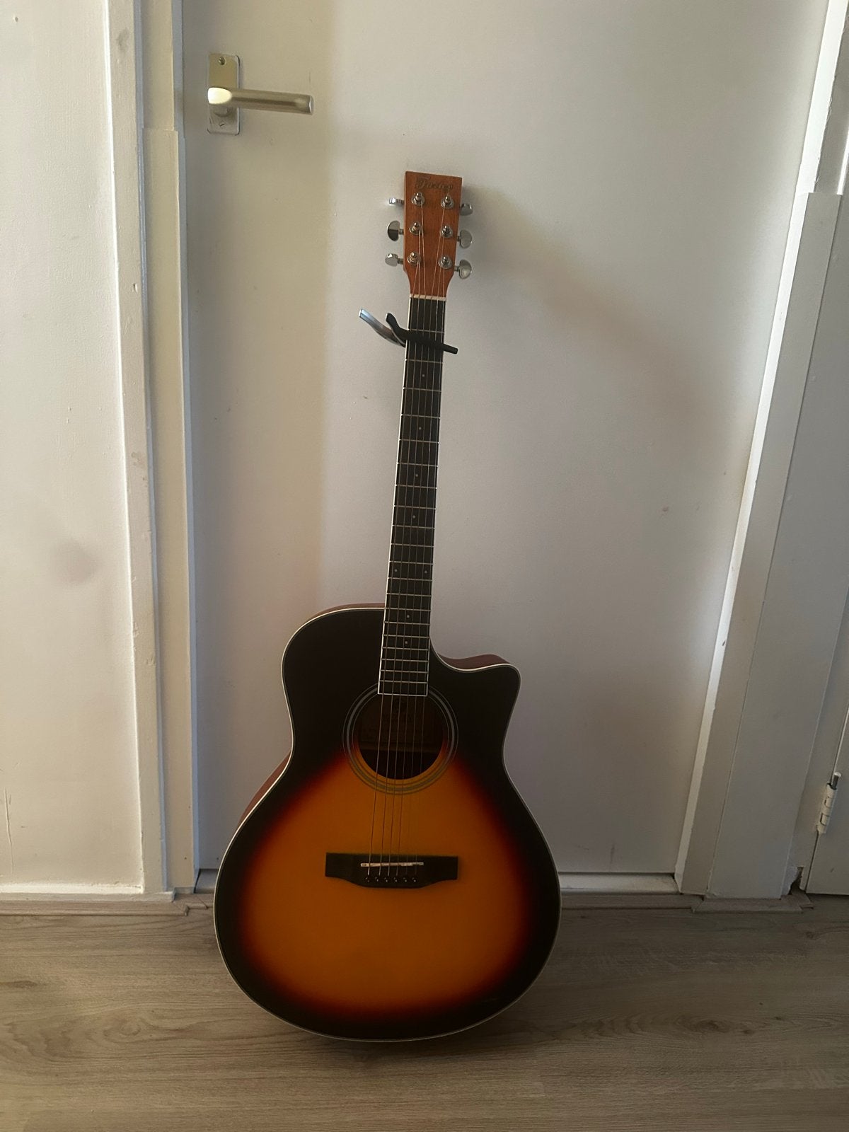 Fazley W70 Akoestische Westerngitaar Sunburst + Capo, Muziek en Instrumenten, Snaarinstrumenten | Gitaren | Akoestisch, Ophalen