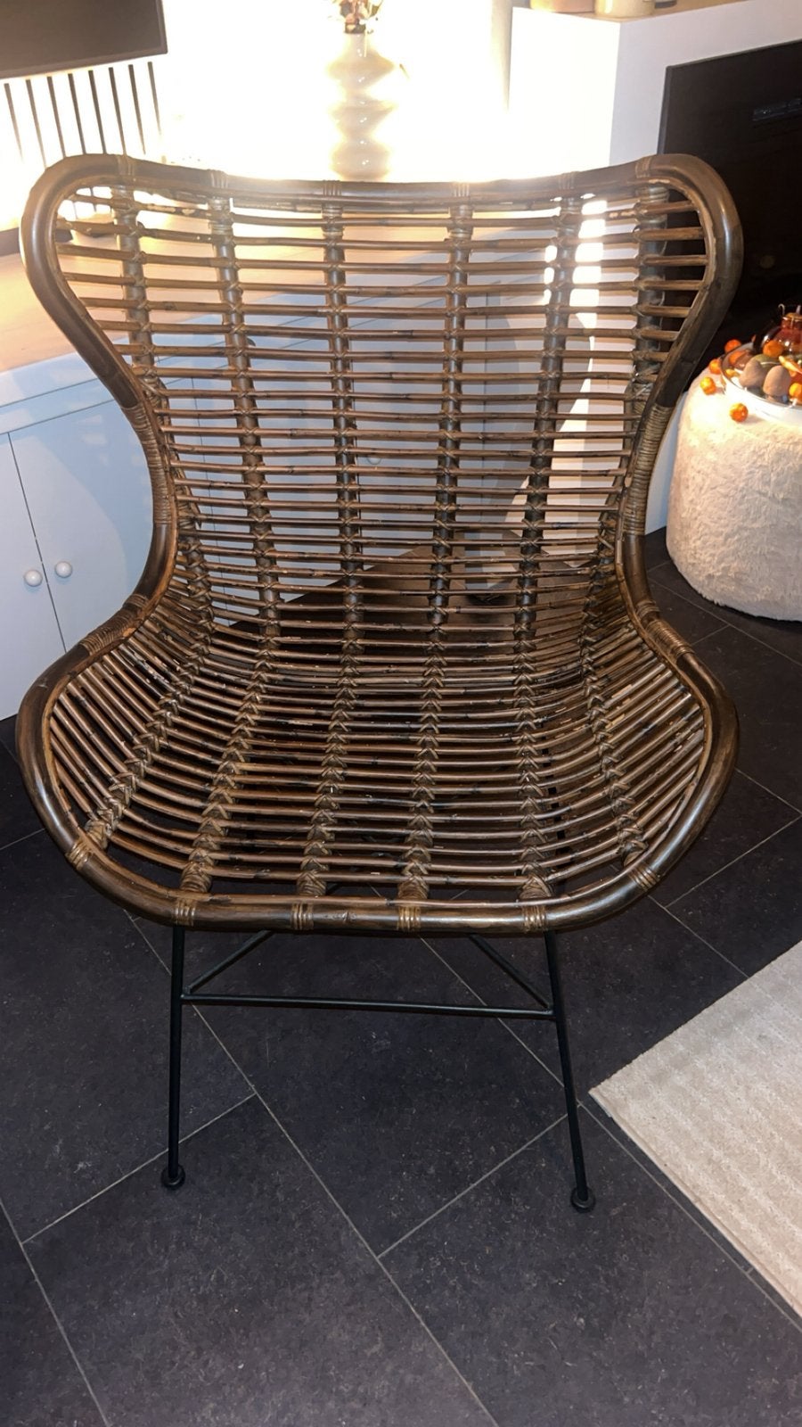 Rotan vlinderstoel met een zwart onderstel, Huis en Inrichting, Ophalen of Verzenden, Zo goed als nieuw, Bruin, Eén