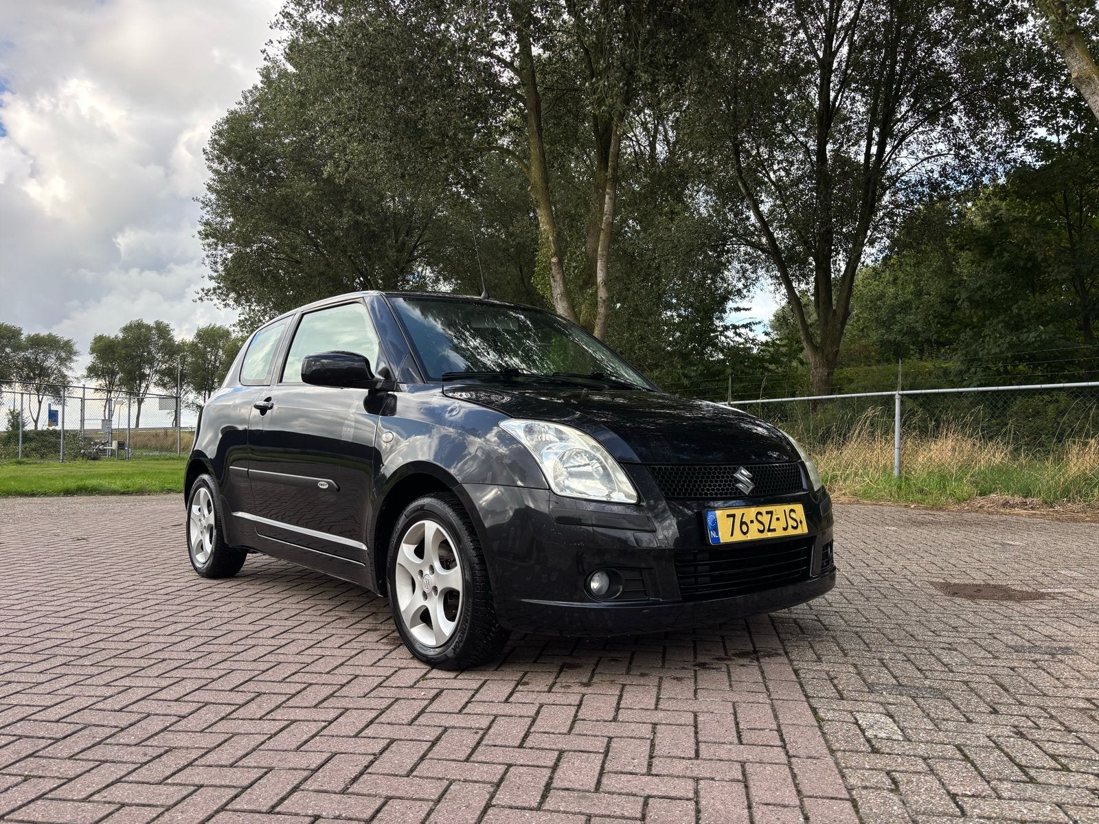 Suzuki Swift 1.3 3D 2006 Zwart, Bieden, Stof, Origineel Nederlands, Handgeschakeld, 1000 kg