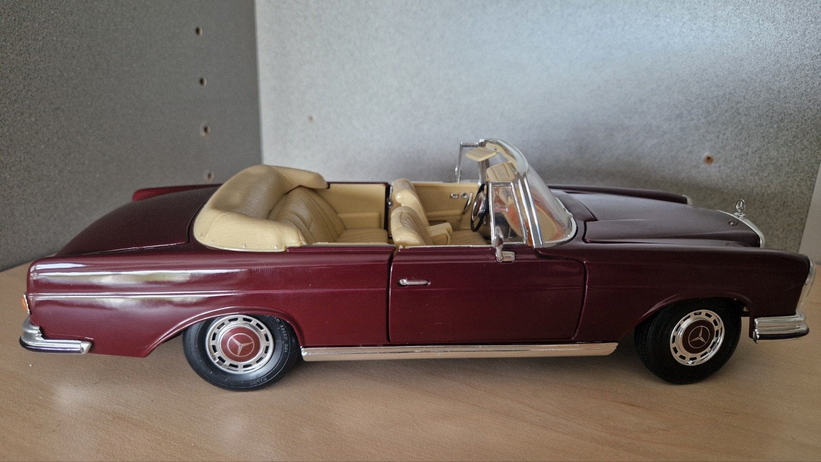 Mercedes-Benz 280 SE (1969) schaalmodel 1:18 Maisto, Ophalen of Verzenden