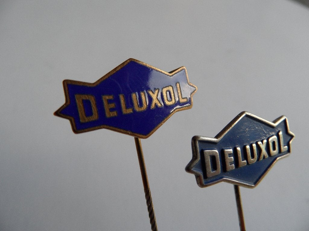 Deluxol motorolie speldjes 2 x verschillend., Verzamelen, Verzenden, Gebruikt, Merk, Speldje of Pin