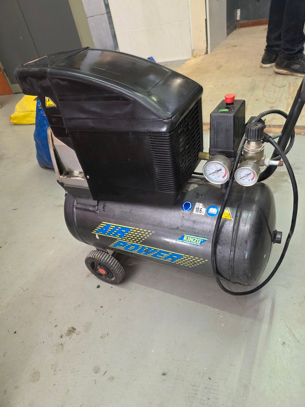 Kinzo Compressor 100 L/min, Ophalen, 6 tot 10 bar, Zo goed als nieuw, Minder dan 200 liter/min
