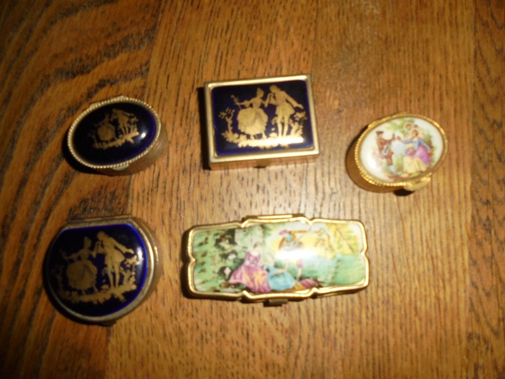 Pillendoosje  / 5 stuks in 1 koop  / Romantische afbeelding, Antiek en Kunst, Ophalen of Verzenden