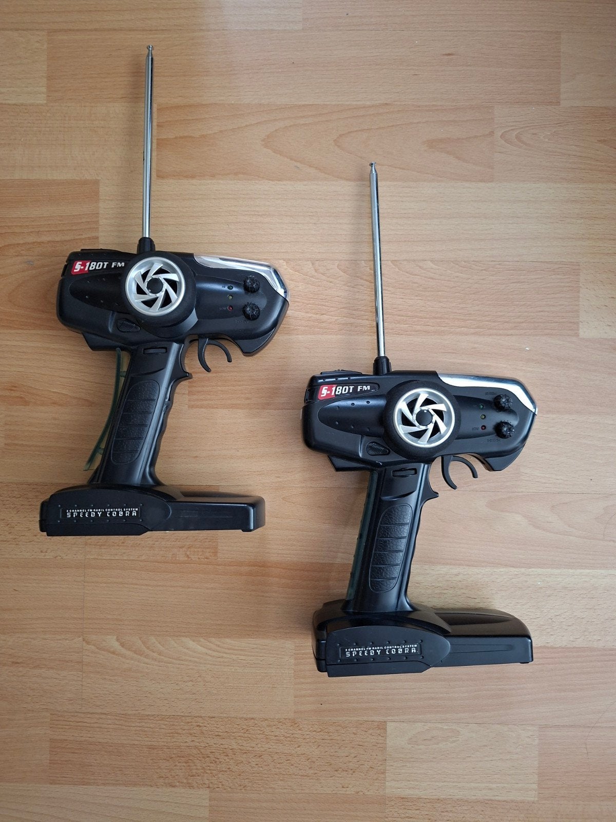 2x Speedy Cobra S-180T FM Afstandsbediening RC Auto, Gebruikt, Onderdeel, Overige schalen, Overige typen