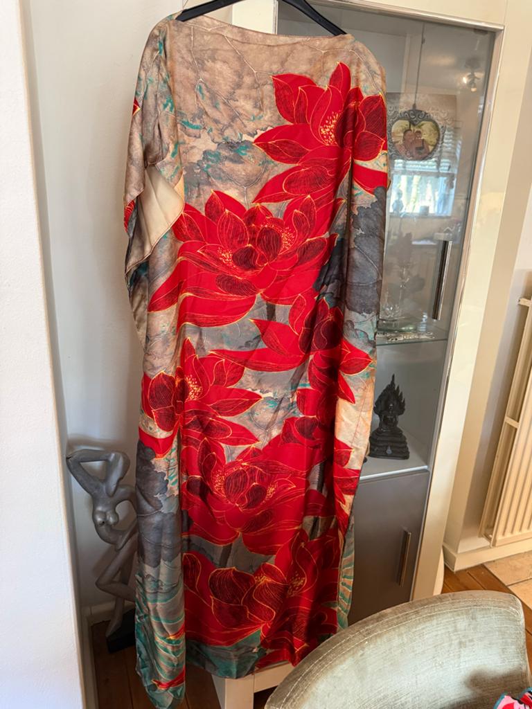 Chic Me Kaftan met Satijn Look en Rode Print, Maat 52/54, Kleding | Dames, Grote Maten, Ophalen of Verzenden, Nieuw, Rood, Jurk